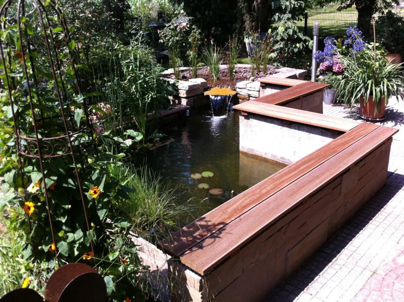 Teich mit Sitzbänken aus Holz Korte Garten- und Landschaftsbau