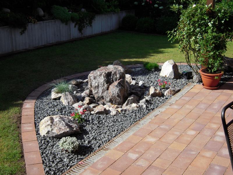 Steinbeet mit Springbrunnen Korte Garten- und Landschaftsbau