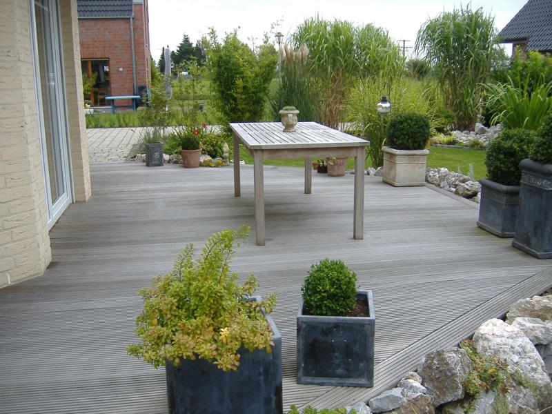 Terasse mit Tisch Korte Garten- und Landschaftsbau